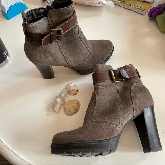Grey suede booties - Picture 2 of 5